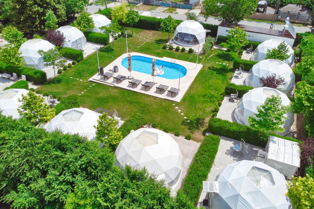 Bazén v ubytování Seagloo Glamping - Adults Only nebo v jeho okolí