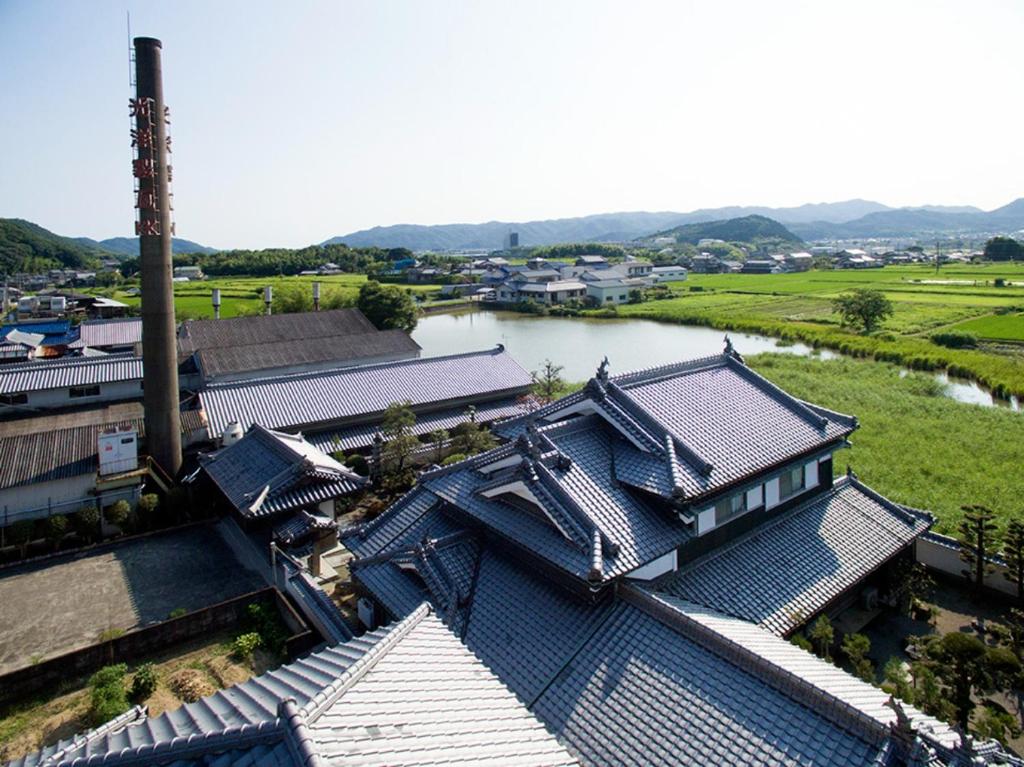 widok na miejscowość z rzeką i budynkami w obiekcie Kungin Bettei - Vacation STAY 14605 w mieście Himeji