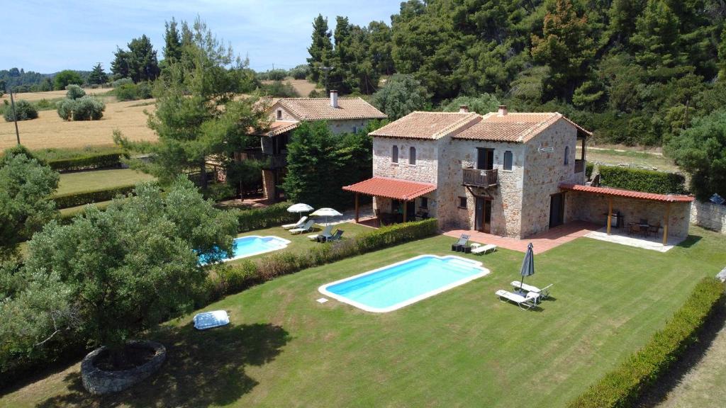 Bazén v ubytování Stone Made Private Pool Villas Kriopigi nebo v jeho okolí