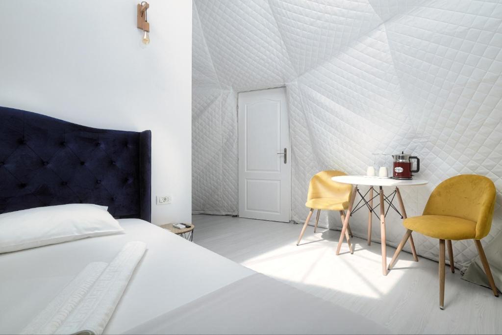 Postel nebo postele na pokoji v ubytování Seagloo Glamping - Adults Only