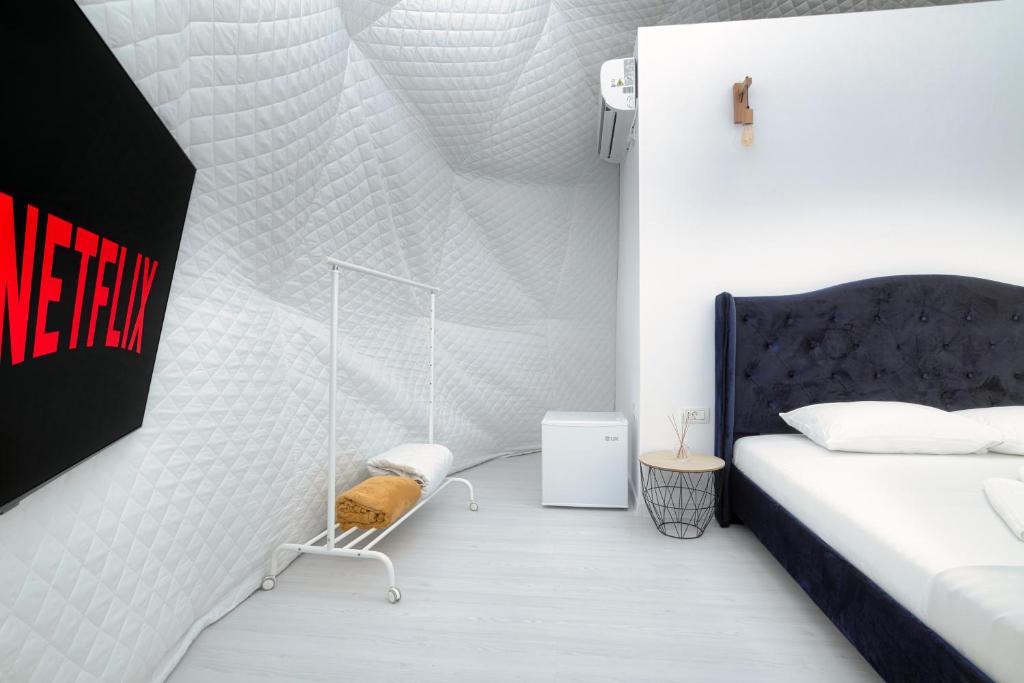 Postel nebo postele na pokoji v ubytování Seagloo Glamping - Adults Only