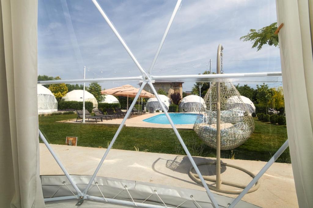 Bazén v ubytování Seagloo Glamping - Adults Only nebo v jeho okolí