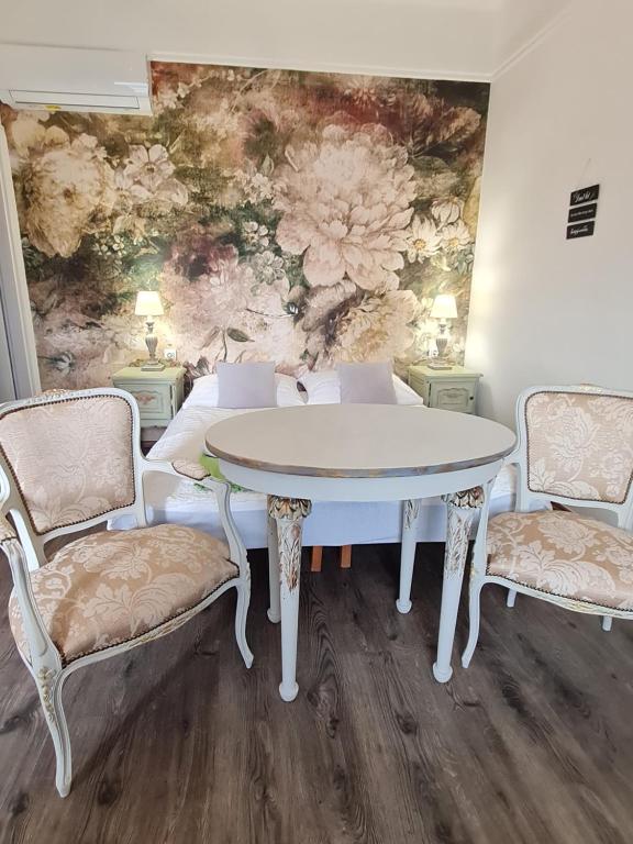 A seating area at Öreg Malom Apartmanház