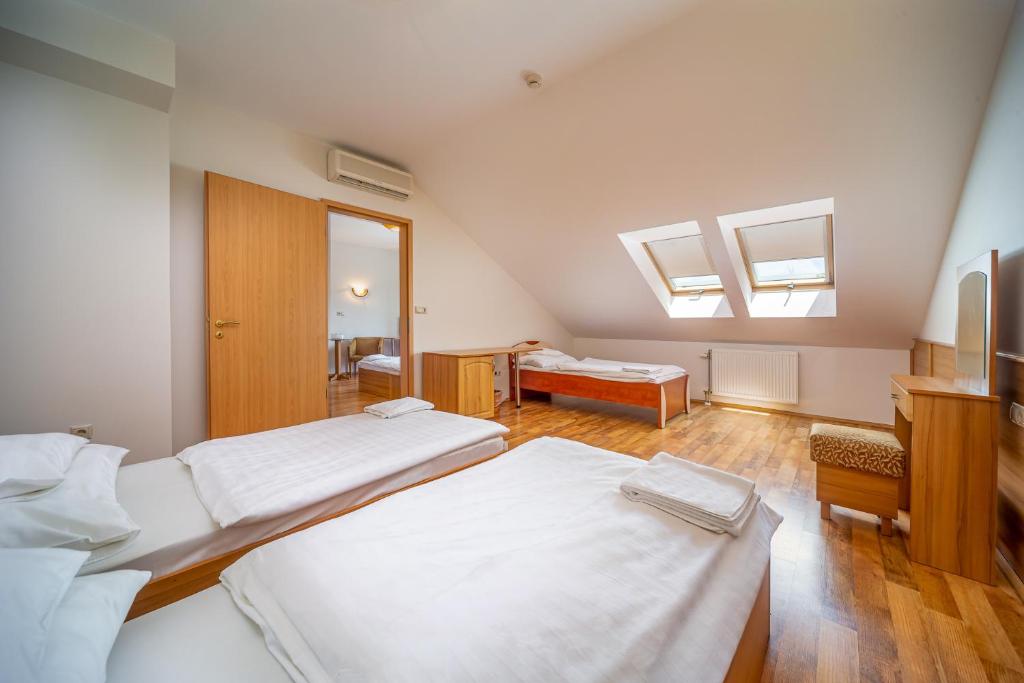 Postel nebo postele na pokoji v ubytování Nefelejcs Hotel