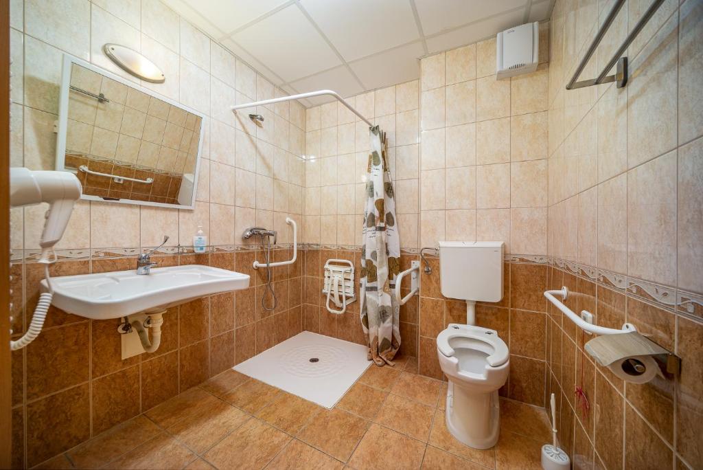 Koupelna v ubytování Nefelejcs Hotel