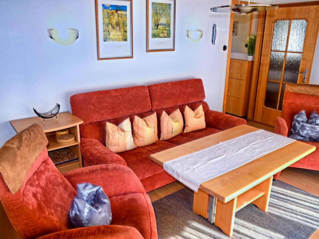 Weissensee holiday home في فوسن: غرفة معيشة مع أريكة وطاولة