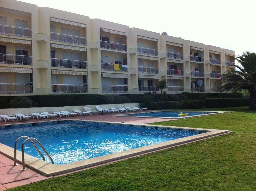 una piscina frente a un edificio en Apartamento Navegantes, en Sintra
