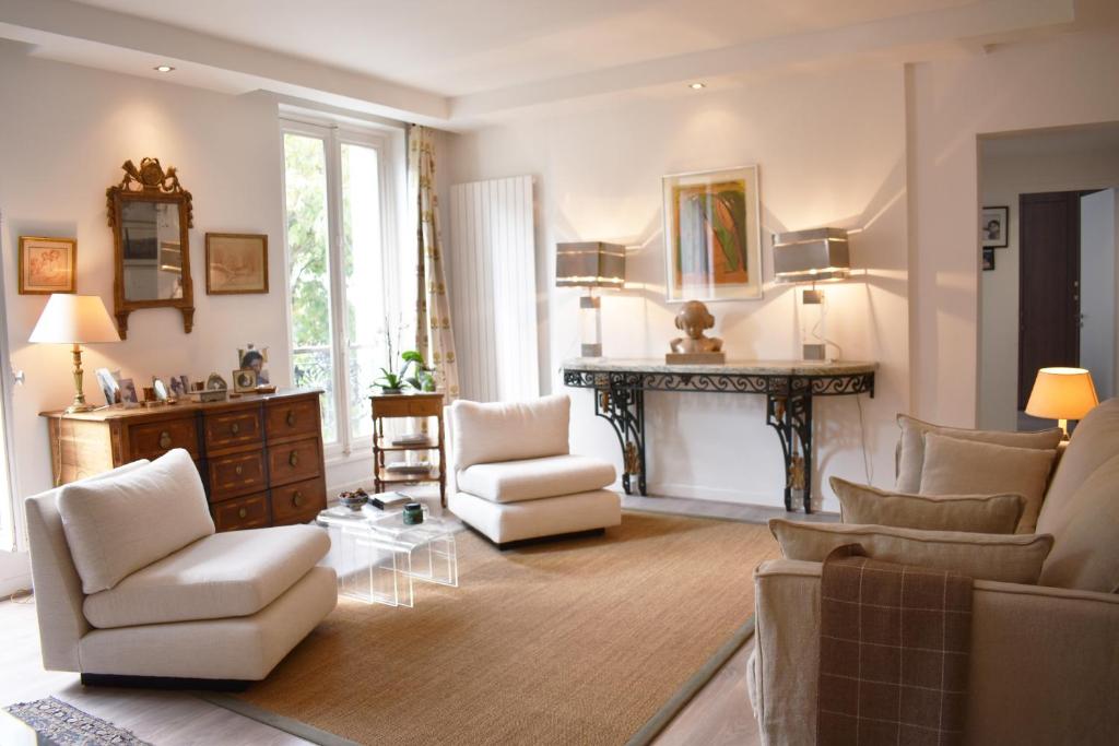 un salon avec un canapé, des chaises et une table dans l'établissement Luxembourg Garden, à Paris