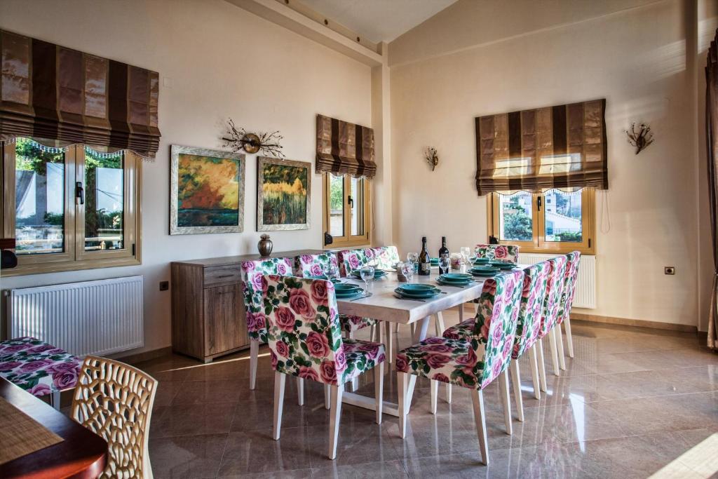 Fotografie z fotogalerie ubytování Palladio Luxury Villa With Amazing View v destinaci Roussospítion
