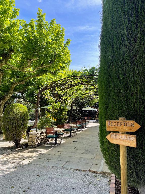 Fotografie z fotogalerie ubytování Hôtel Le Mas des Grès & Restaurant Sous les Platanes v destinaci Lagnes