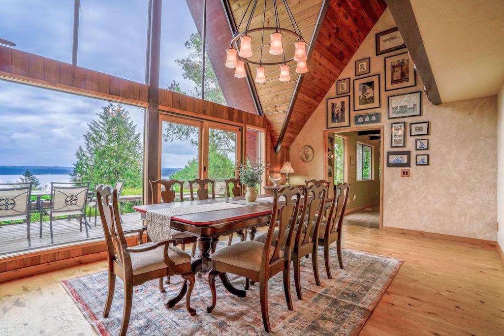 uma sala de jantar com uma mesa de madeira e cadeiras em Enchanting Bavarian Cabin Retreat Pet-Friendly em Poulsbo