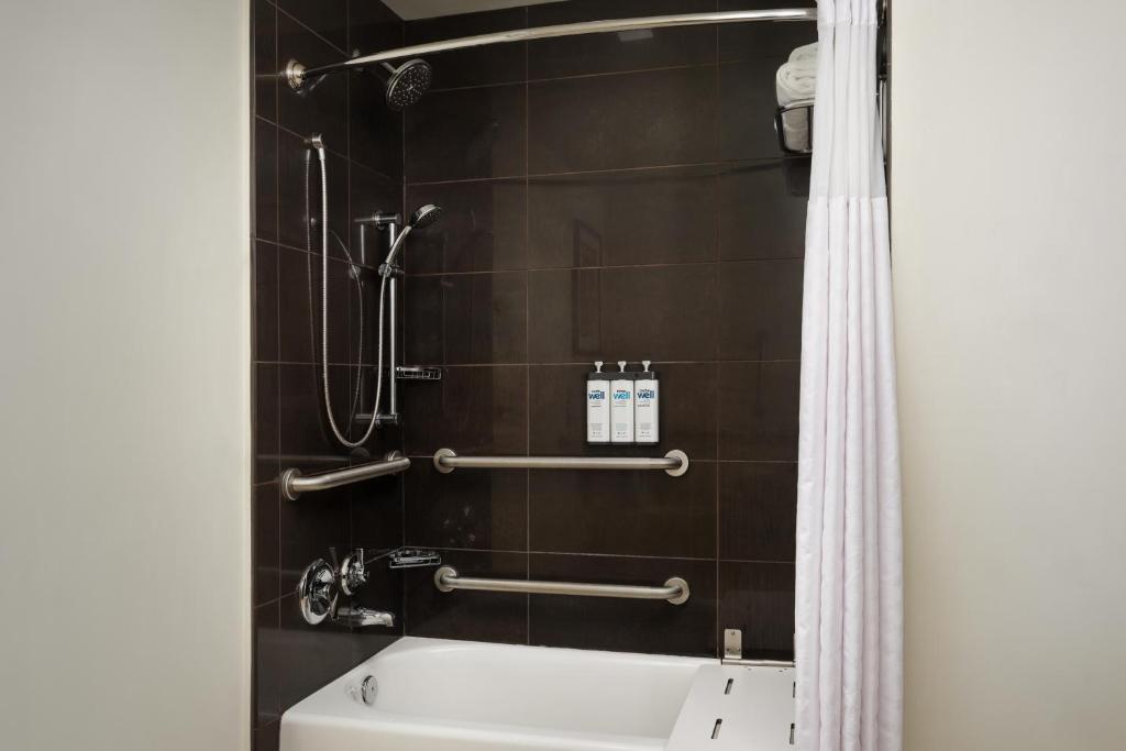 Hyatt House Atlanta Downtown - One-Bedroom Queen Suite - Disability Access