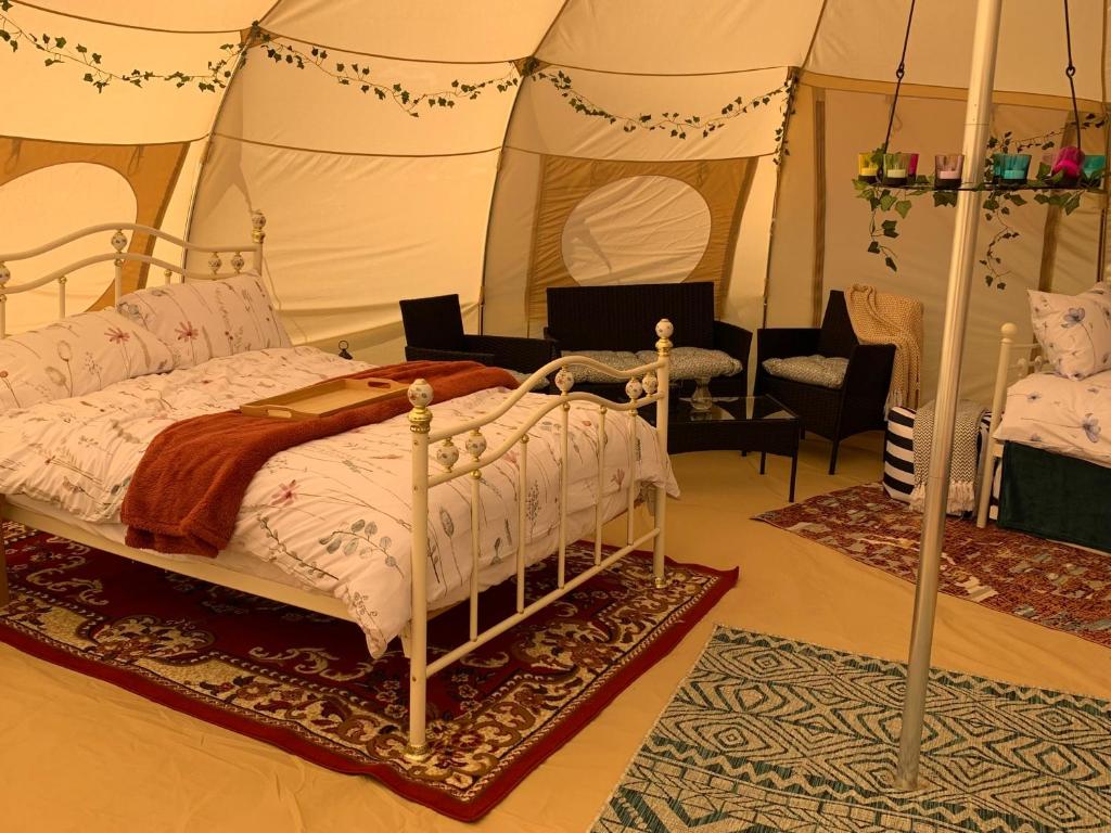 布里真德的住宿－Tal-y-fan farm (7m luna tent)，帐篷内一间卧室,配有一张床