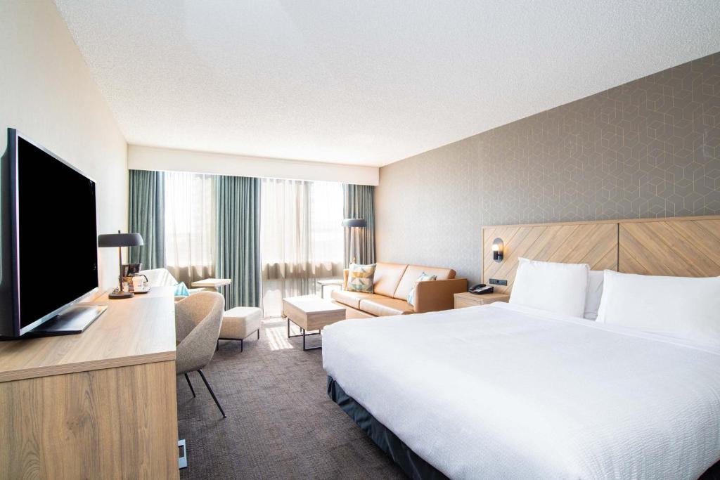 TV a/nebo společenská místnost v ubytování Sandman Hotel Montreal - Longueuil