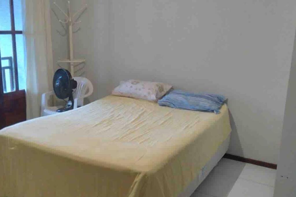 - un lit dans une chambre avec une feuille jaune dans l'établissement Chalé em Guaramiranga, à Guaramiranga