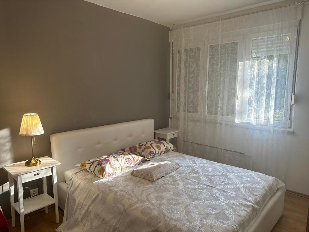 - une chambre avec un lit doté d'une lampe et d'une fenêtre dans l'établissement Karla, à Split