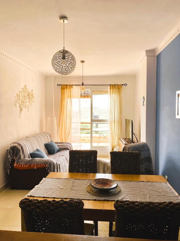 salon ze stołem i kanapą w obiekcie Mojacar terrazas del Golf w mieście Mojácar