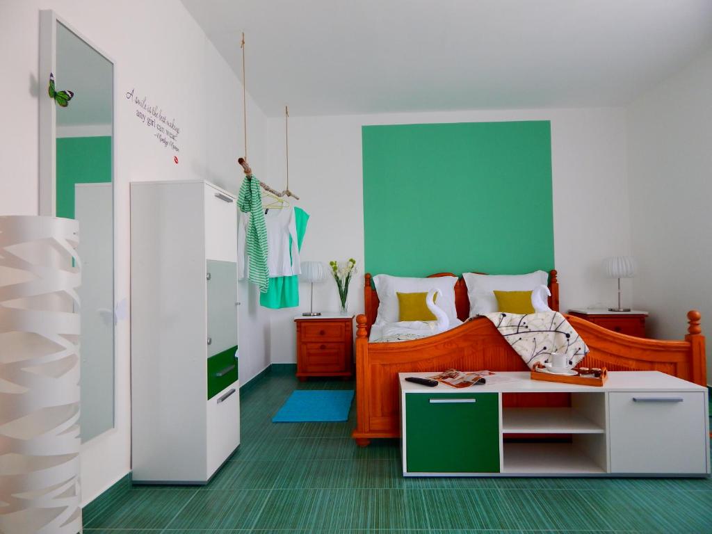 pokój z łóżkiem i stołem w obiekcie Apartments & Rooms Marinka w mieście Zadar