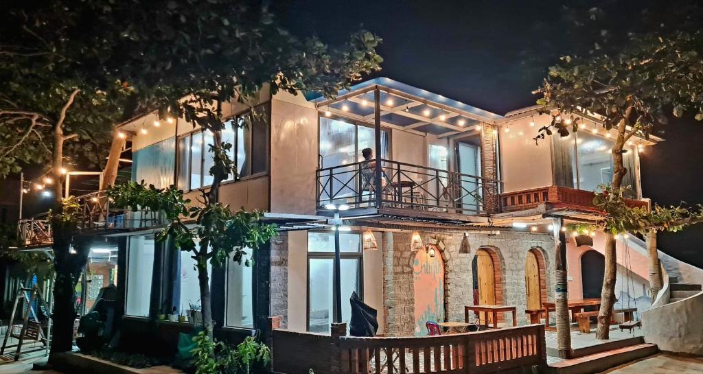 Casa grande con balcón y luces en Chunlii Homestay, en Ke Ga