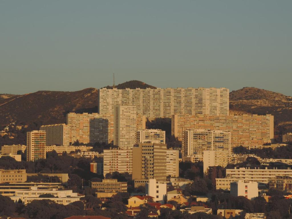 Vista generica su Marsiglia o vista sulla città dall'interno dell'appartamento