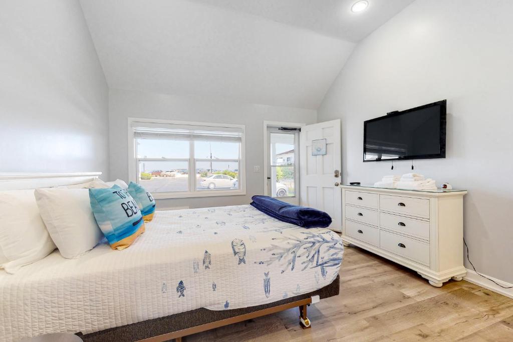 1 dormitorio con 1 cama y TV en la pared en Beach Pleasure en Hampton Beach