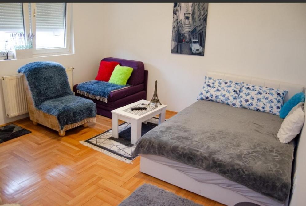 Llit o llits en una habitació de APARTMAN AGEKO