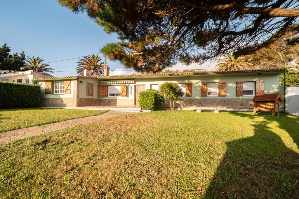 a house with a lawn in front of it at Casa A Bicuda in Ferrol