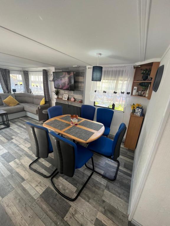 comedor y sala de estar con mesa y sillas en Unique Caravan with Outdoor Space en Ballantrae