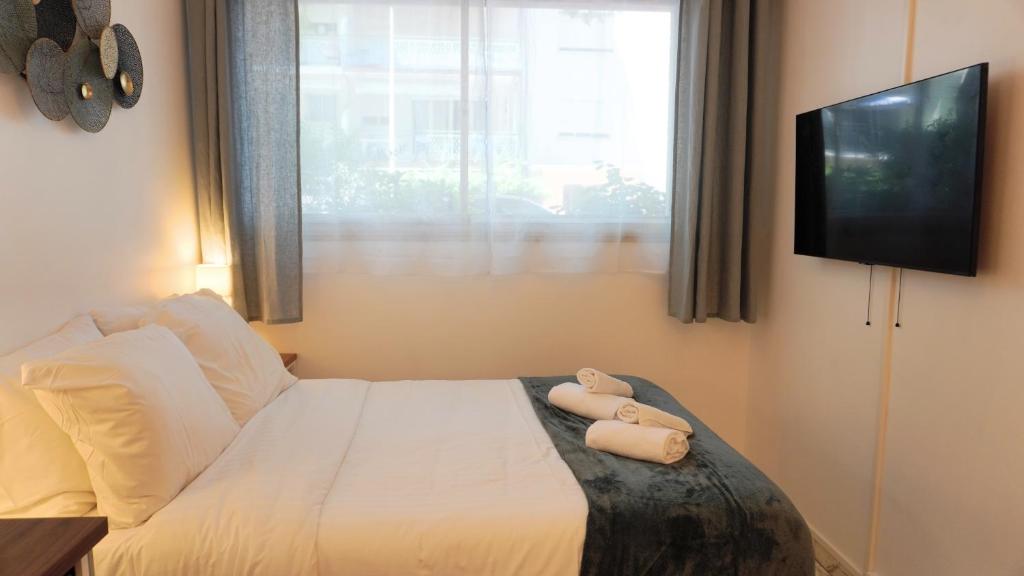 une chambre avec un lit avec deux serviettes dessus dans l'établissement Proche Croisette, Studio moderne by Palmazur Vacances, à Cannes