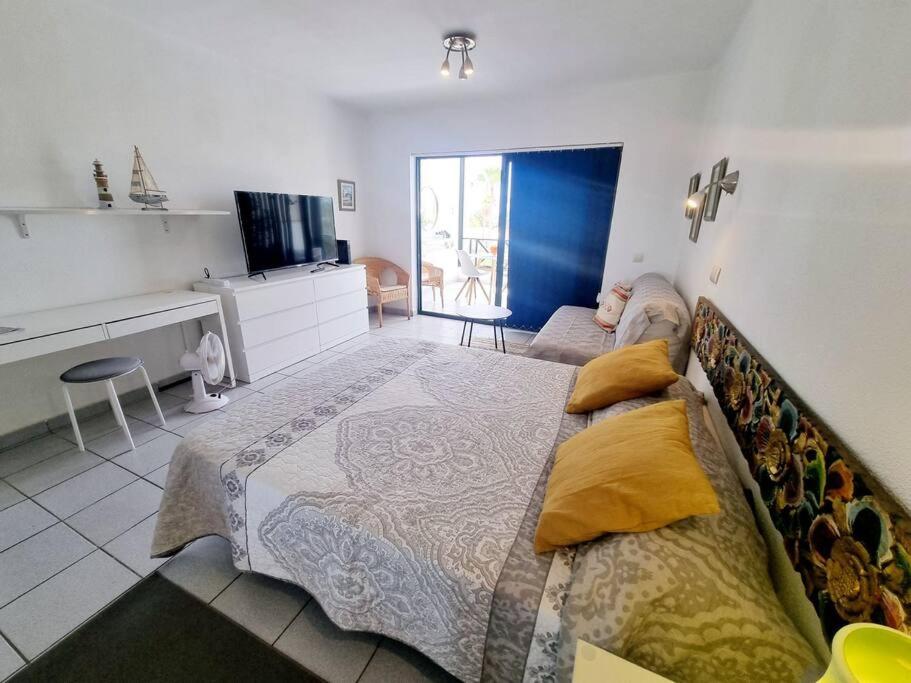TV a/nebo společenská místnost v ubytování Luxury Ocean View Playa Roca