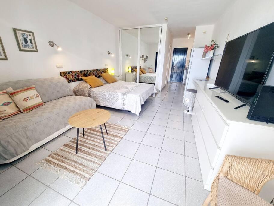TV a/nebo společenská místnost v ubytování Luxury Ocean View Playa Roca