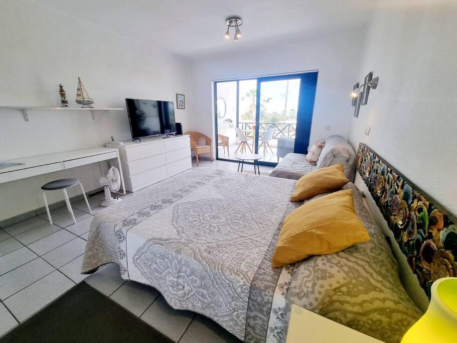 TV a/nebo společenská místnost v ubytování Luxury Ocean View Playa Roca