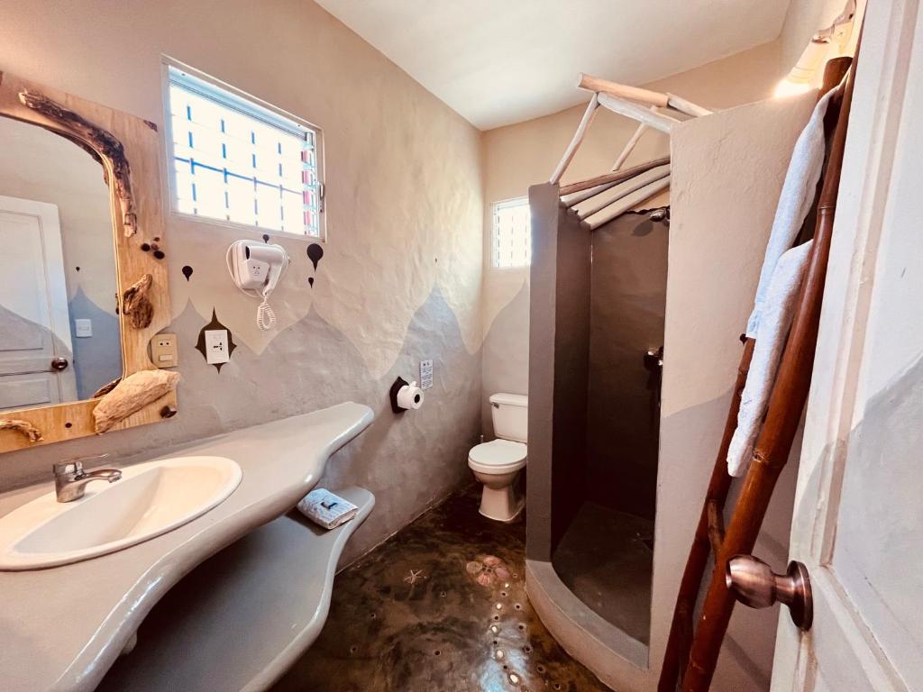 Un baño de Hotel La Tortuga