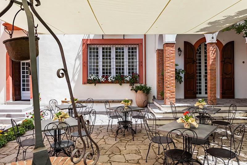 a group of tables and chairs in a courtyard at Borgo Prima Luce in Cuglieri