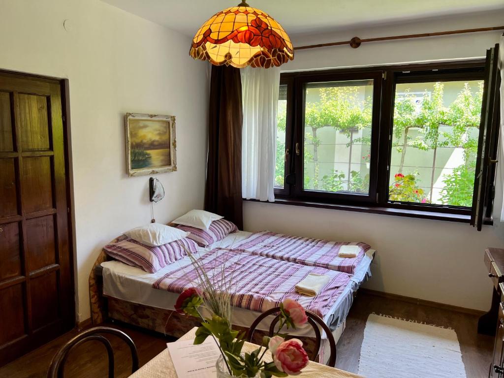 Posteľ alebo postele v izbe v ubytovaní Orosz Apartmanház Gyula