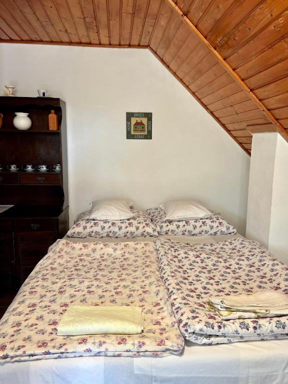 Posteľ alebo postele v izbe v ubytovaní Orosz Apartmanház Gyula