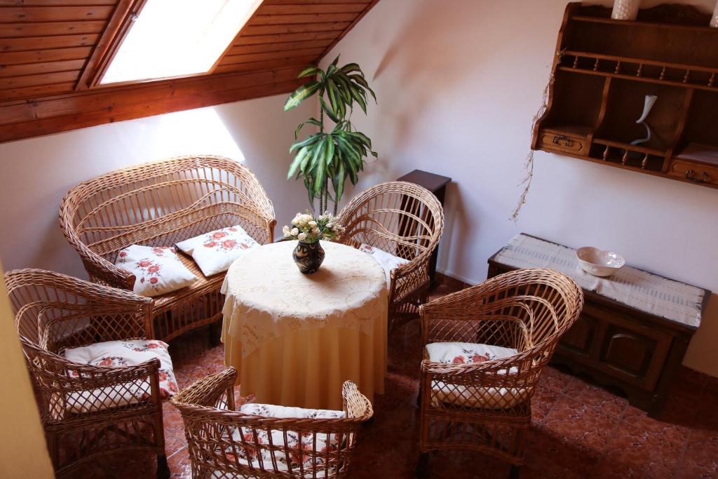 Posedenie v ubytovaní Orosz Apartmanház Gyula