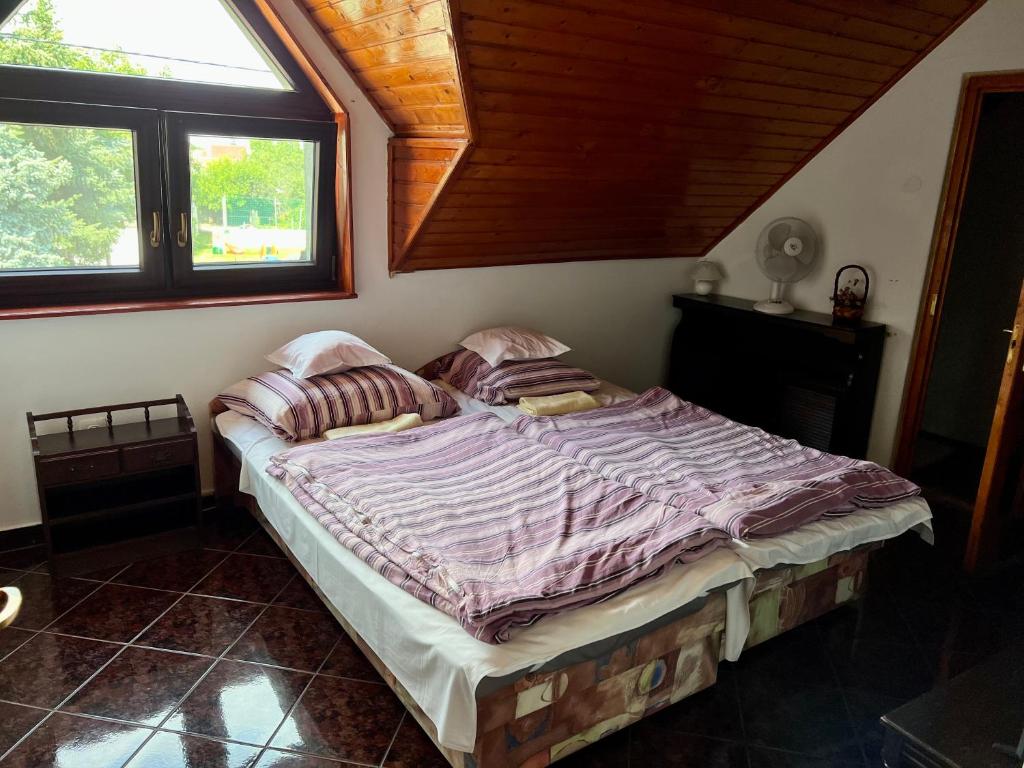 Posteľ alebo postele v izbe v ubytovaní Orosz Apartmanház Gyula
