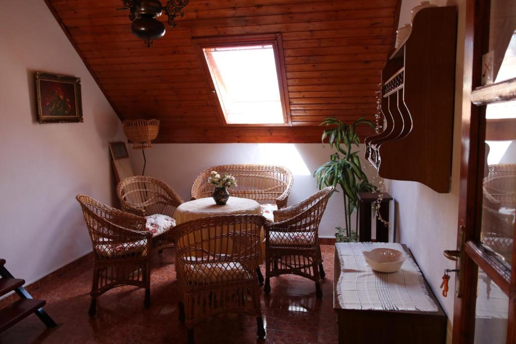 Posedenie v ubytovaní Orosz Apartmanház Gyula