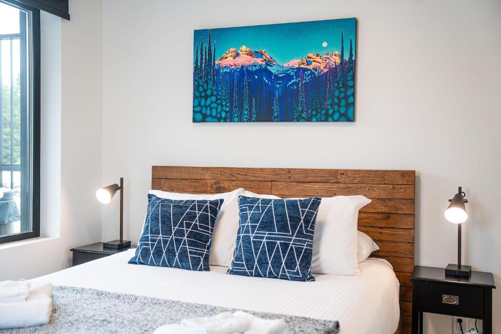 Postel nebo postele na pokoji v ubytování Switchback Suite by Revelstoke Vacations