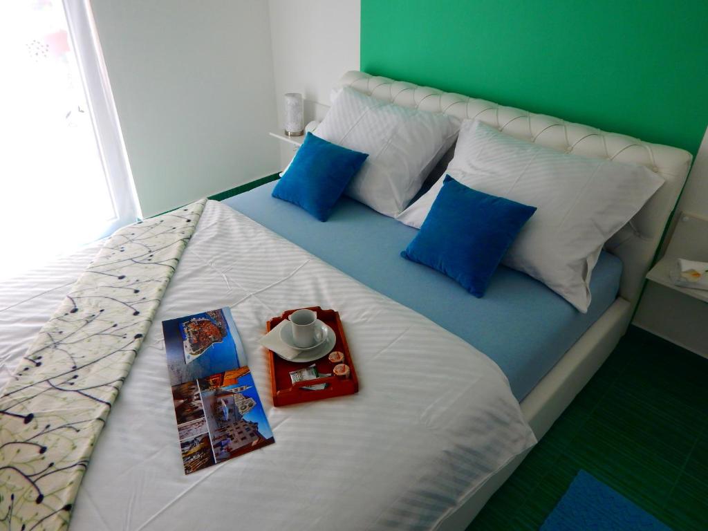 Łóżko lub łóżka w pokoju w obiekcie Apartments & Rooms Marinka