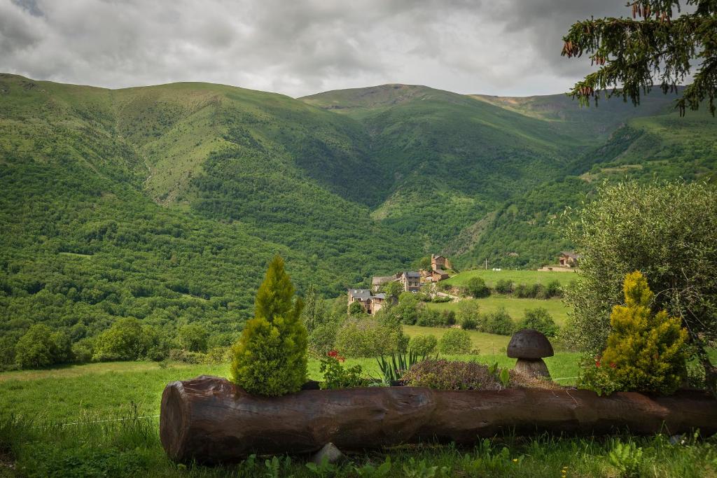 vistas a un valle con montañas en el fondo en Apartament rural Lo Pamano en Bernúy