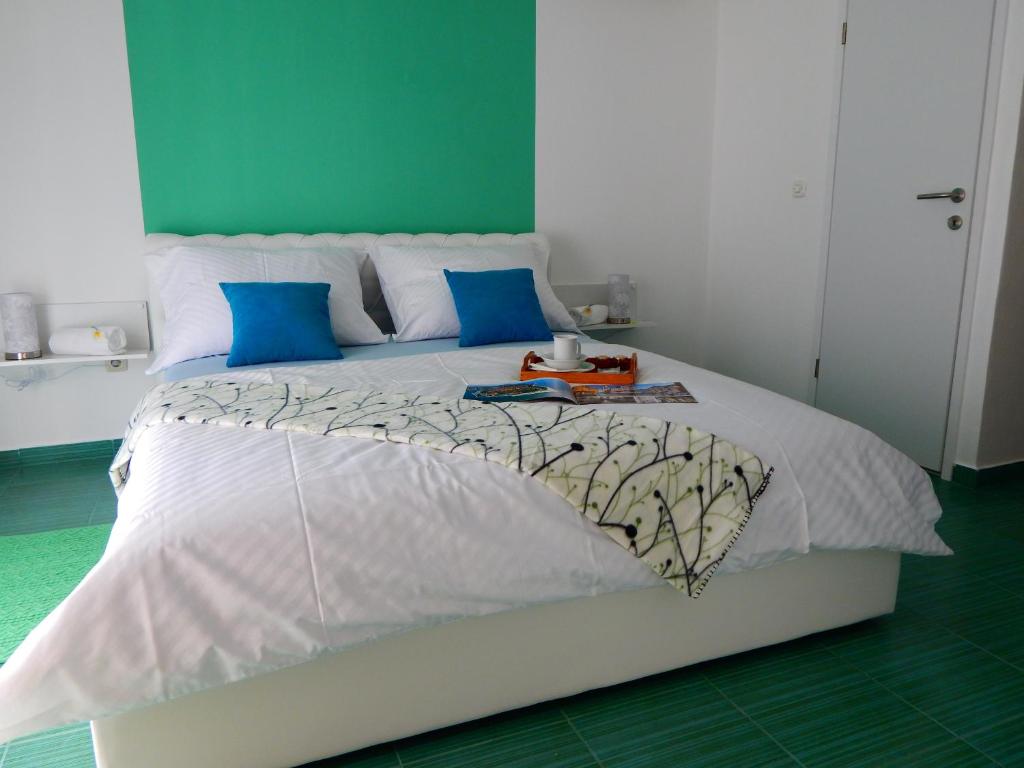 Łóżko lub łóżka w pokoju w obiekcie Apartments & Rooms Marinka