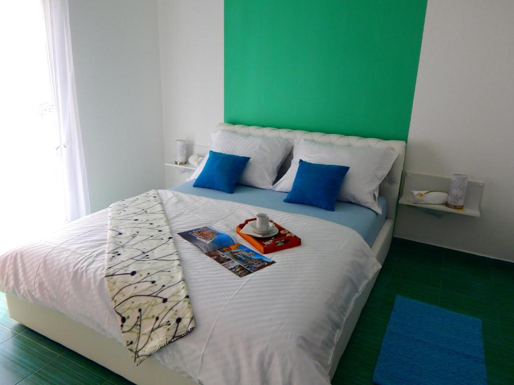 Łóżko lub łóżka w pokoju w obiekcie Apartments & Rooms Marinka