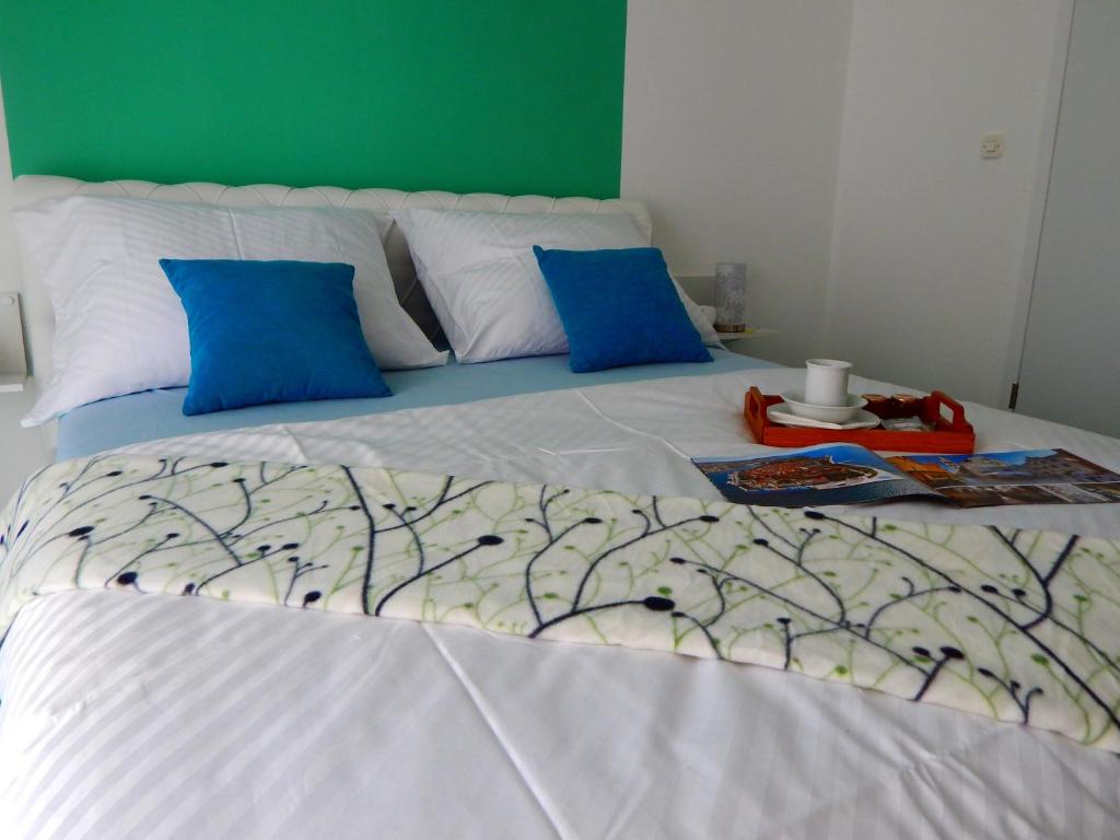 Łóżko lub łóżka w pokoju w obiekcie Apartments & Rooms Marinka