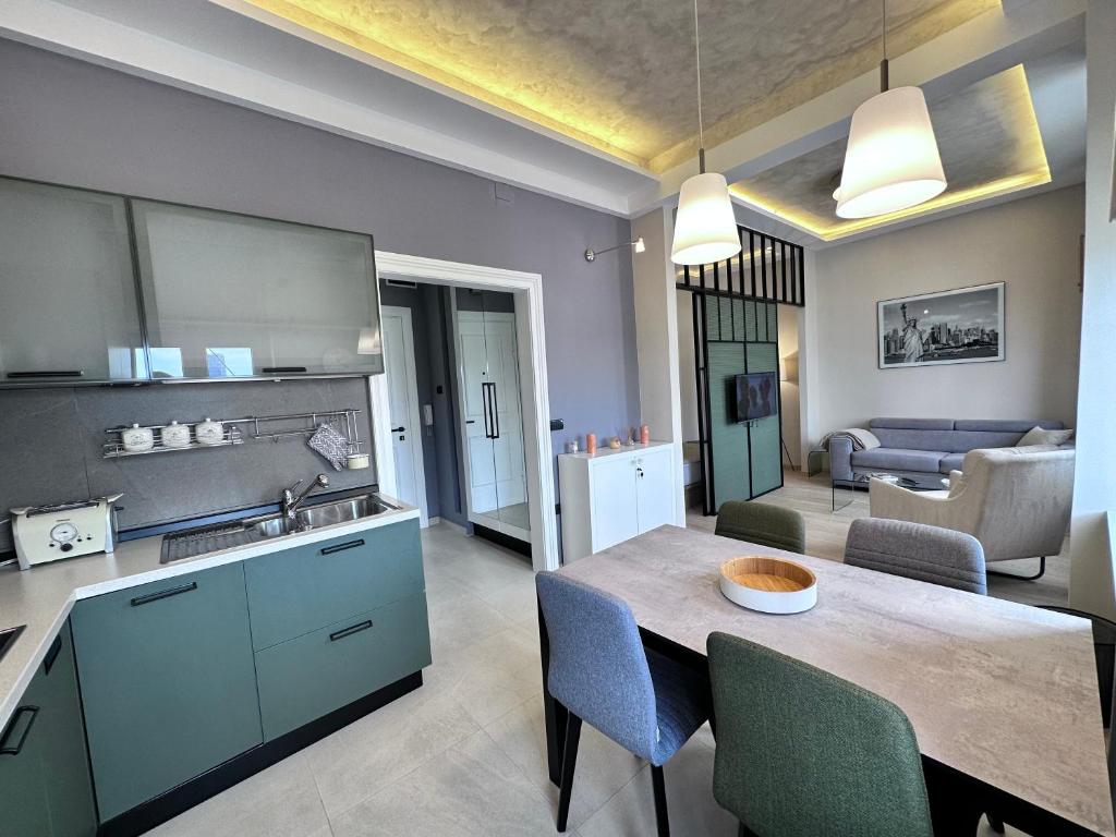 una cucina e un soggiorno con tavolo e sedie di Broz Apartment a Belgrado