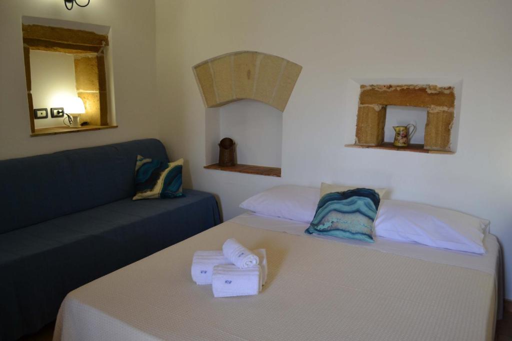 Postel nebo postele na pokoji v ubytování HOTEL Cala Buguto