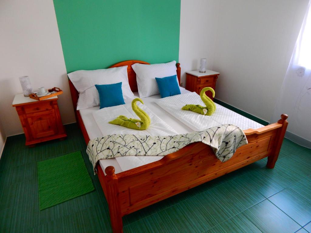 Łóżko lub łóżka w pokoju w obiekcie Apartments & Rooms Marinka