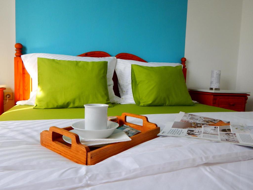 bandeja con una taza y un tazón en la cama en Apartments & Rooms Marinka, en Zadar