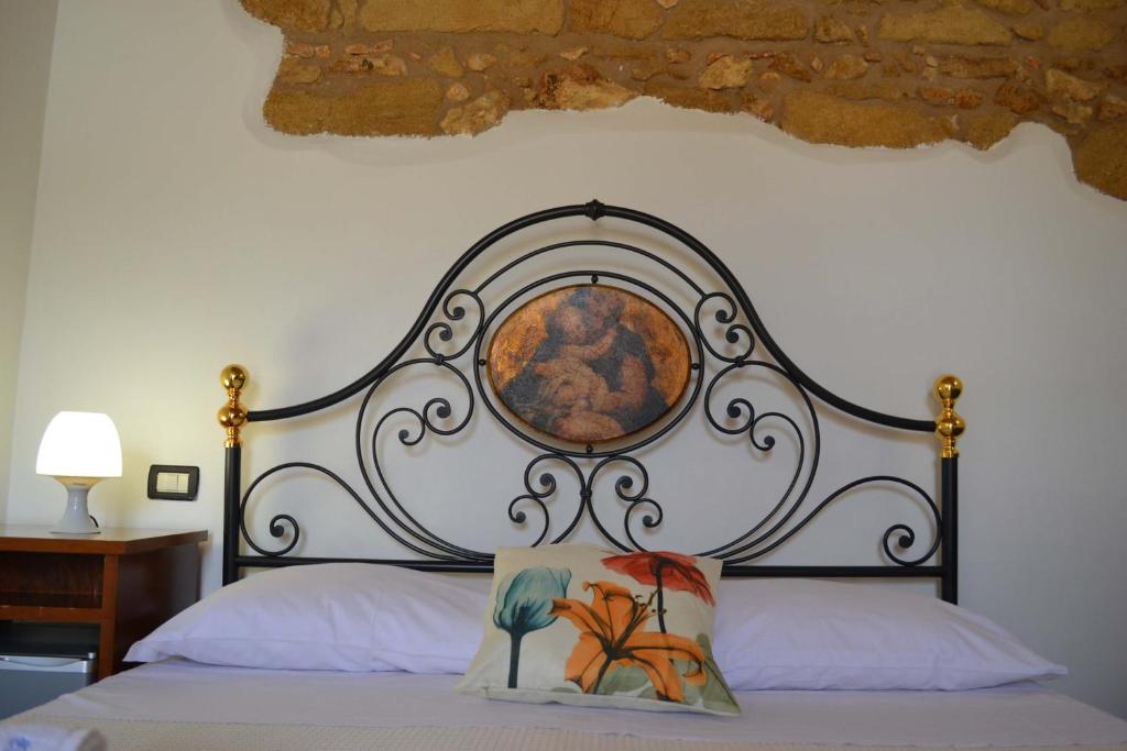 Postel nebo postele na pokoji v ubytování HOTEL Cala Buguto
